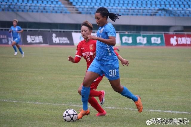 欧联杯室外气温-1℃ 曼联队长B费脱外套给球童